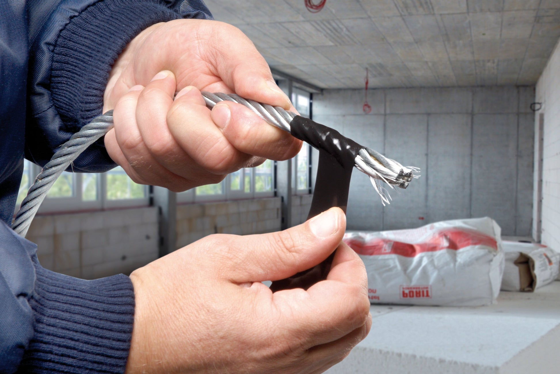 tesa® Professional 4600PRO Self-welding silicon tape for an instant hermetic seal - tesa 04600 ap 085.jpg