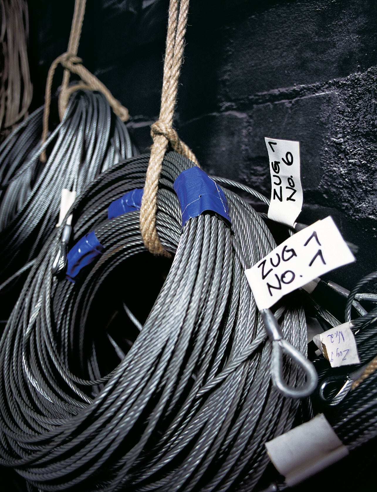 tesa® Professional 4688PRO Standard polyethylene coated cloth tape - tesa 04688 ap 003.jpg