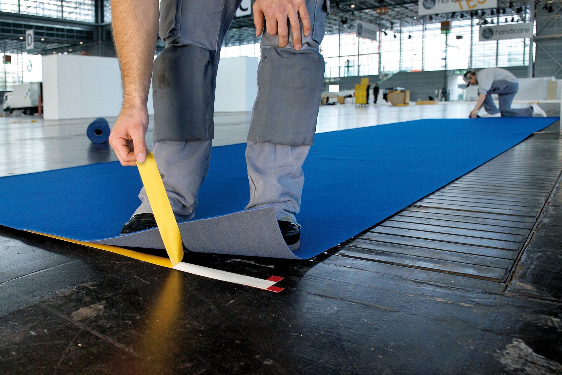 tesa® 4939 tesa® 4939 Removable d/s PET-cloth Tape - tesa 04939 ap 004.jpg