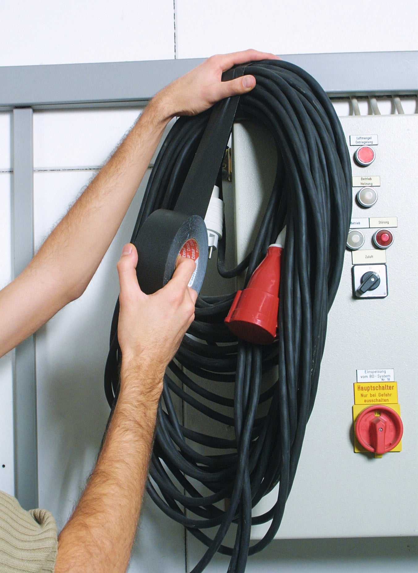 tesa® Professional 53949PRO Light-absorbing fabric tapes for many kinds of uses at events - tesa 53949 ap 002.jpg