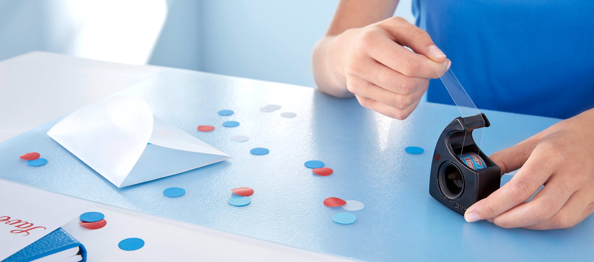 tesa® Easy Cut 57443HD  - tesa easy cut hand dispenser 57943 crystal clear ap 001.jpg