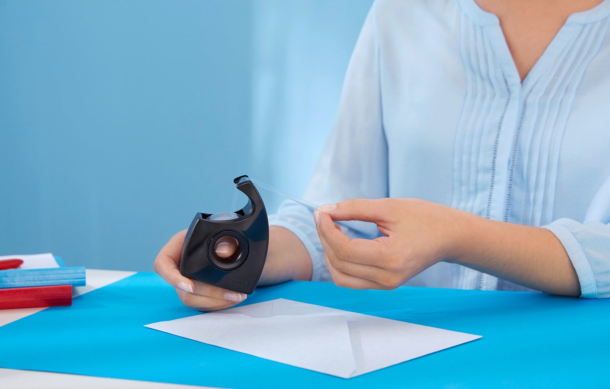 tesa® Easy Cut 57443HD  - tesa easy cut hand dispenser 57944 crystal clear ap 001.jpg