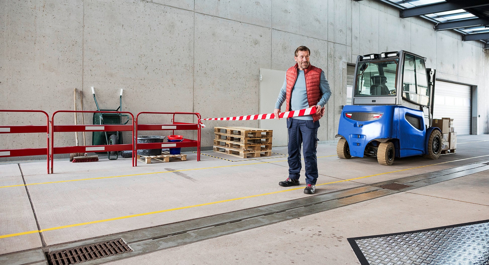 tesa® Professional 65538PRO Anti slip tape - black / yellow - tesa facility mgt safety keyvisual.jpg