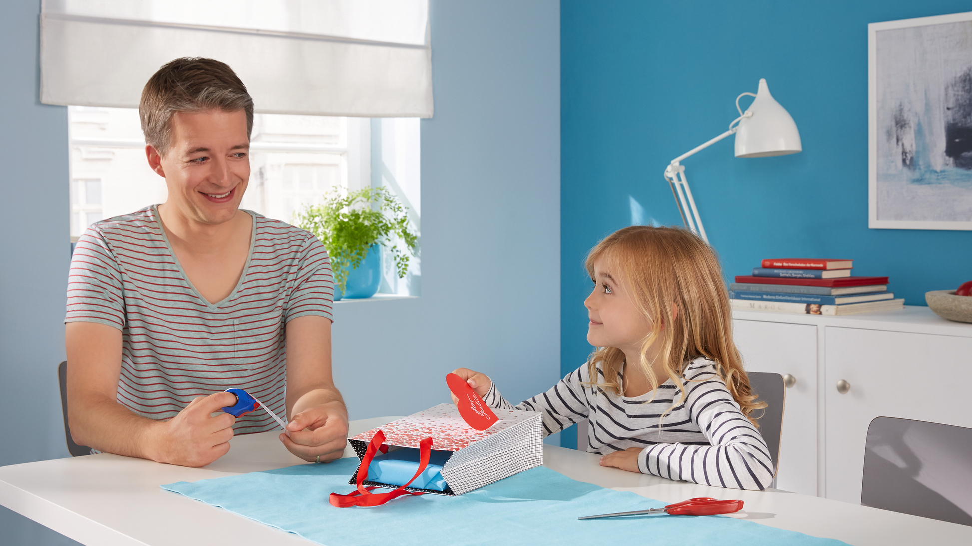 tesafilm® TESAFILM MINI DISPENSER  - tesa mini dispenser redblue invisible ap 003.png