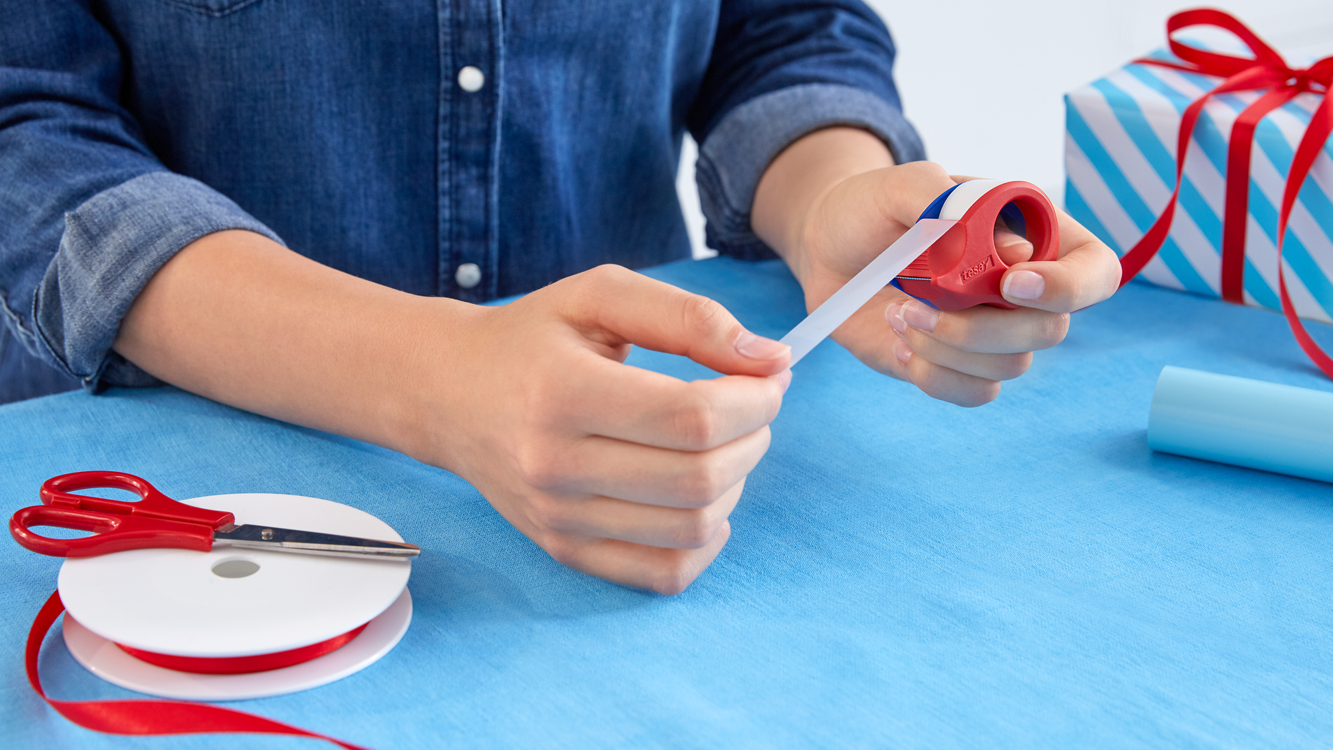 tesafilm® TESAFILM MINI DISPENSER  - tesa mini dispenser redblue invisible ap 008.png