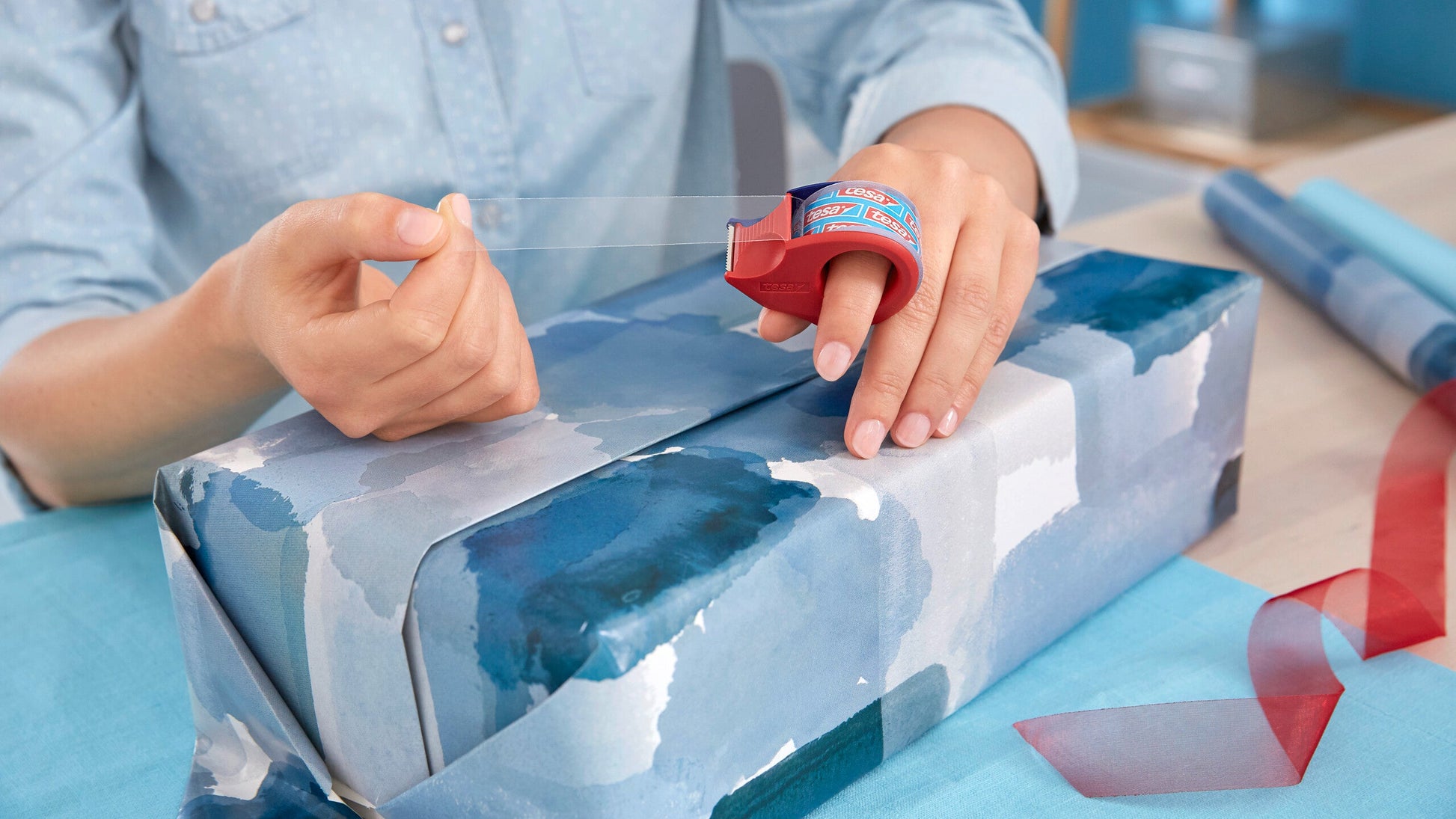 tesafilm® TESAFILM MINI DISPENSER  - tesa mini dispenser redblue crystal clear ap 003.jpg