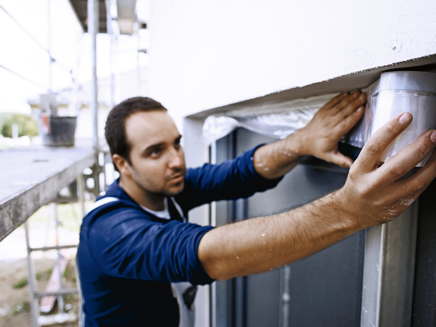 tesa® Professional 4373 2-in-1: Paint masking film with special outdoor cloth tape - tesa professional easy cover 04373 ap 001.jpg