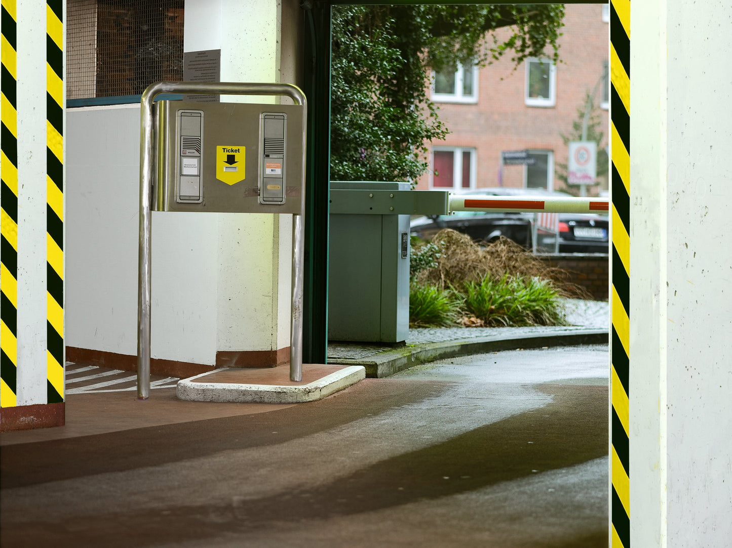 tesa® 58130PVC  - tesa signal marking tape ap 001.jpg