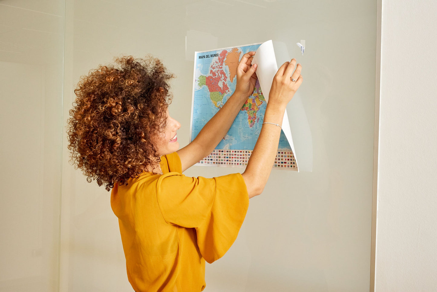 tesa® Powerstrips 58003  - tesa powerstrips-poster model ap.jpg