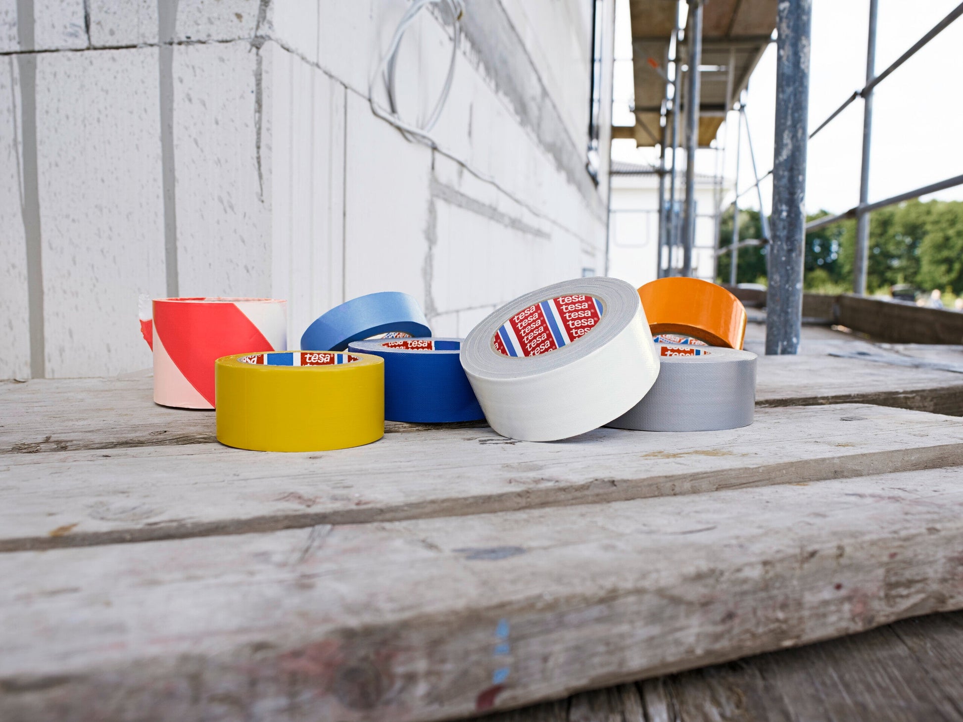 tesa® Professional 4373 2-in-1: Paint masking film with special outdoor cloth tape - tesa professional building protection mood 004.jpg