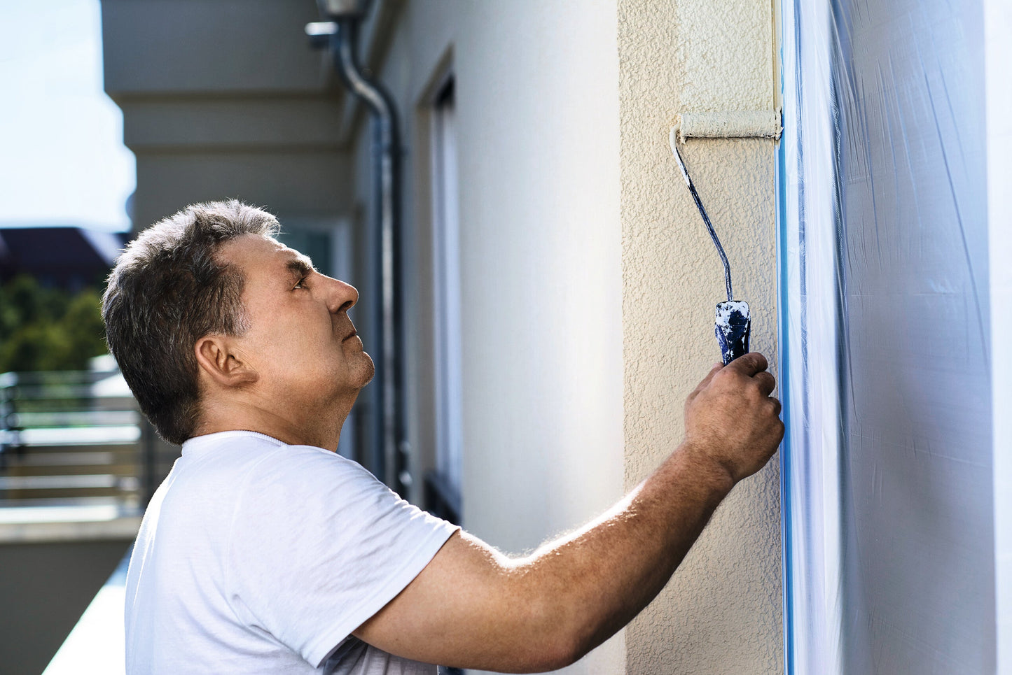 tesa® Professional 4440 Painter's tape for professional paint jobs outdoors - tesa professional masking 4440 step 2of2 ap.jpg
