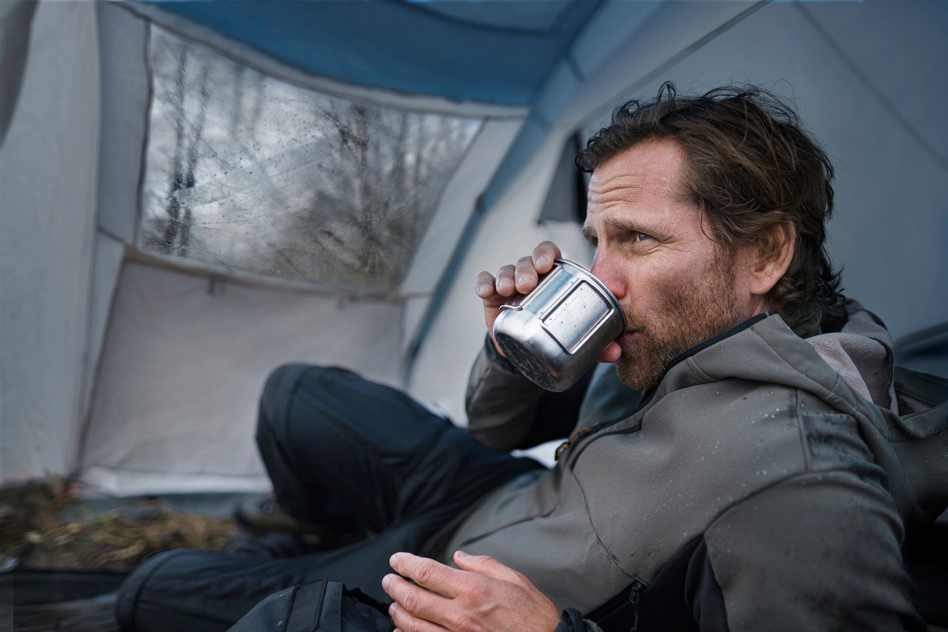 tesa® 56496DIY  - tesa ultra-power-clear-repair model mood 01.jpg